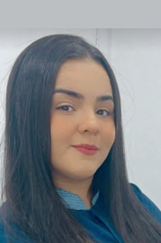 Dra. Cinthia Leone em seu consultório